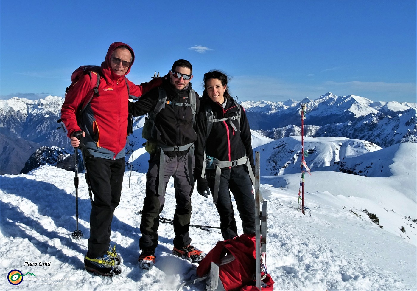 41 Alla Croce del Sodadura (2011 m), emergente dalla neve con gli amici Alice e Luca.JPG -                                